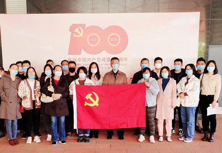 京津科技谷组织全体干部员工集中观看重点革命历史题材电影《长津湖》(图1)