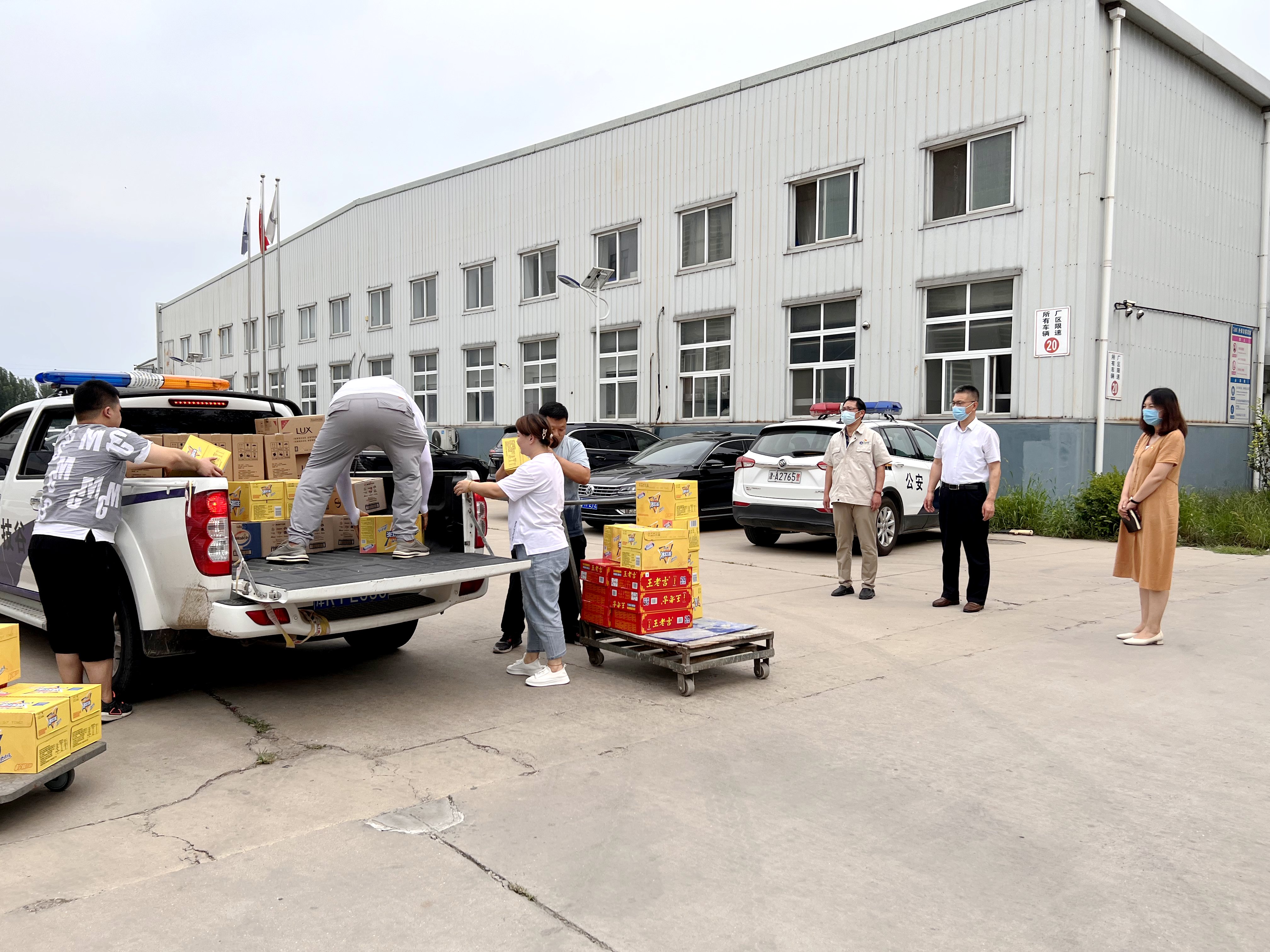 京津科技谷开展送凉爽慰问活动(图1)