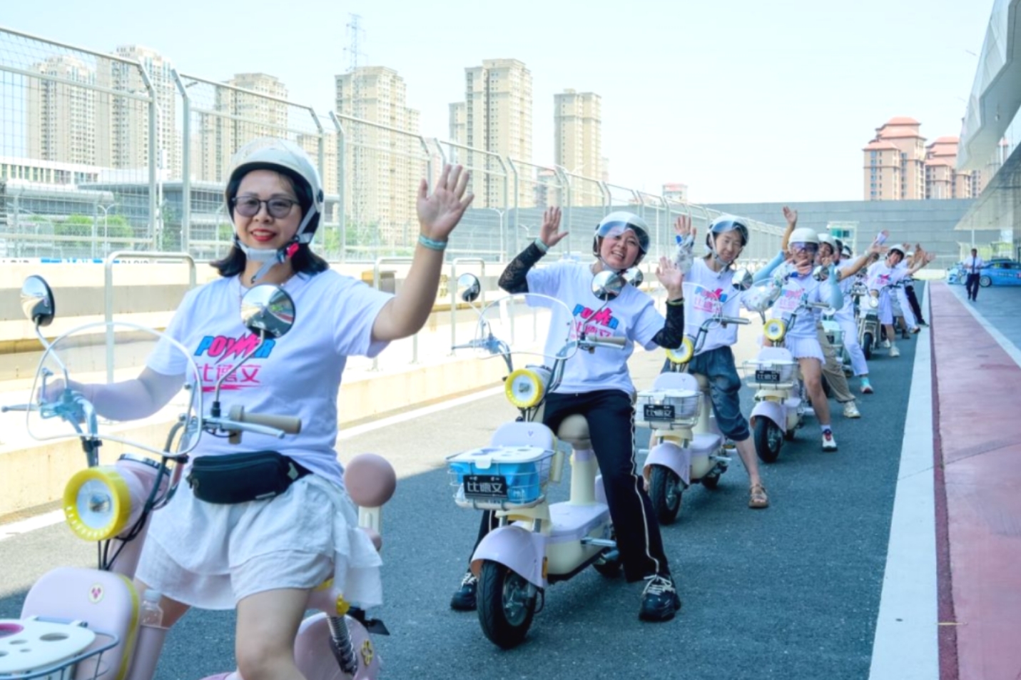 跨界联手，比德文电动车携手V1汽车世界闪耀夏日狂欢节！(图3)