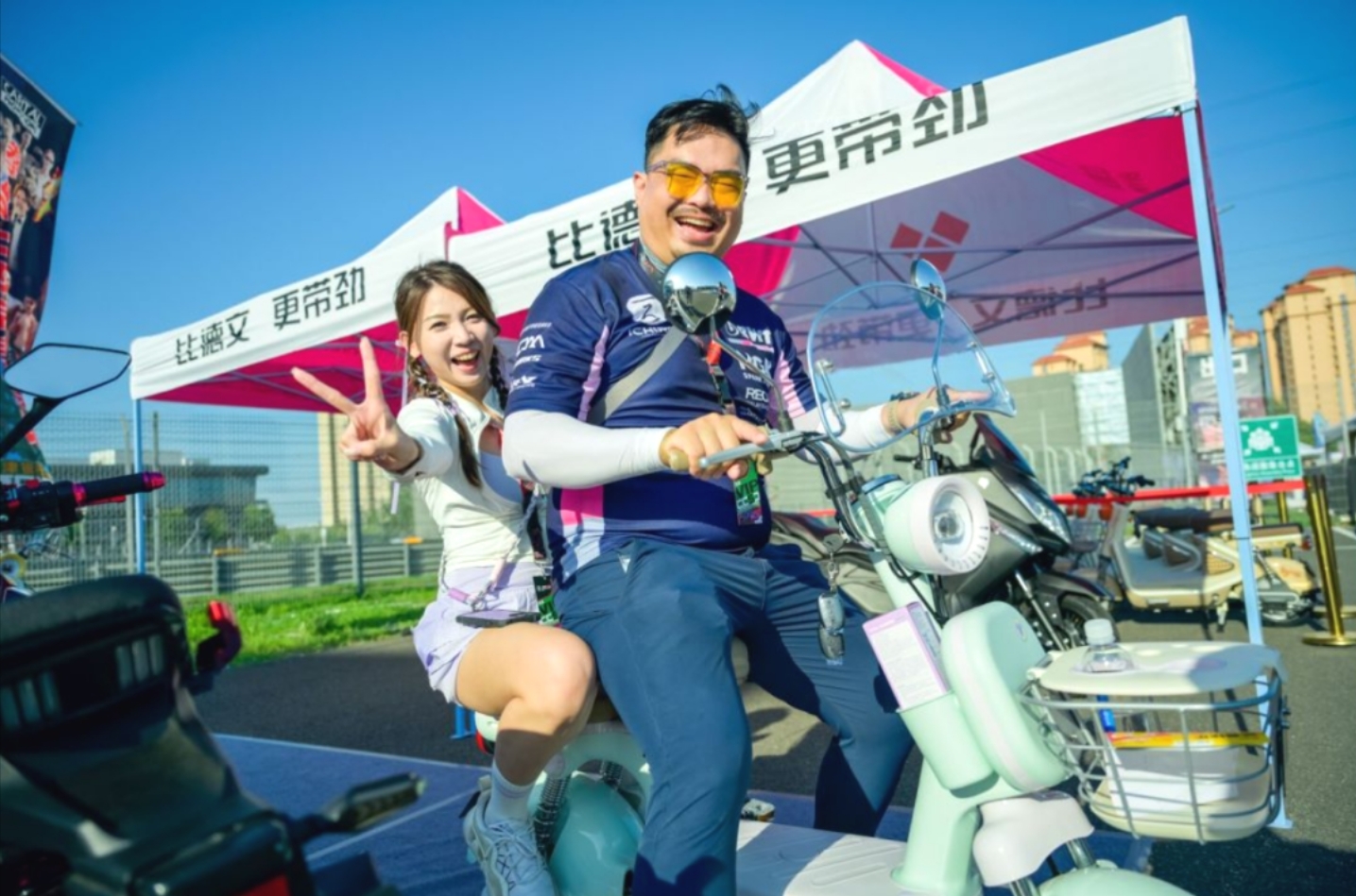 跨界联手，比德文电动车携手V1汽车世界闪耀夏日狂欢节！(图2)